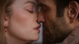 Evren, Bahar'ı öptü!