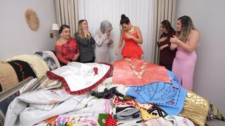 Çeyizde bulunan testi yere düştü.