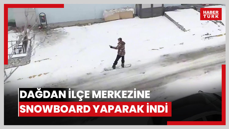 Tarihi Kemah ilçesinde snowboardcular dağdan ilçe merkezine kayarak indi