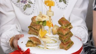 Strafor üzerinde şişte baklava ikramı!
