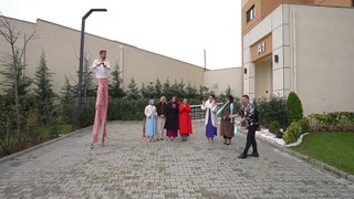 Gelinlere karnaval havasında karşılama!