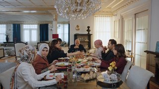 Başak, Ünallar'a açıklama yapıyor.