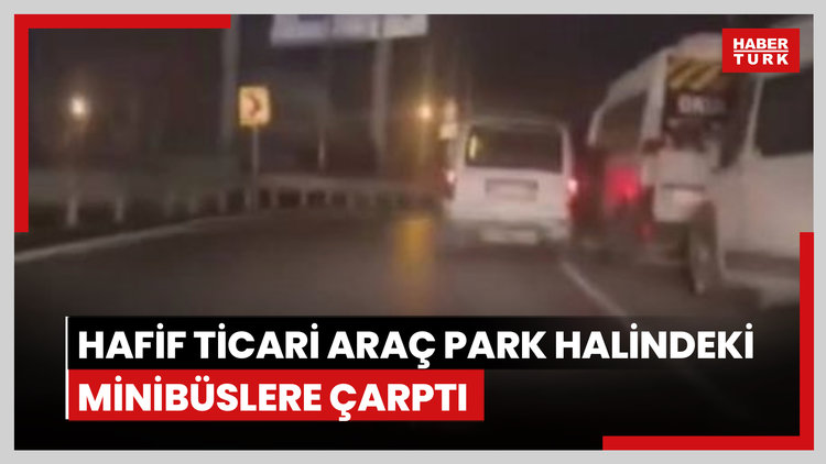 Hafif ticari araç park halindeki minibüslere çarptı