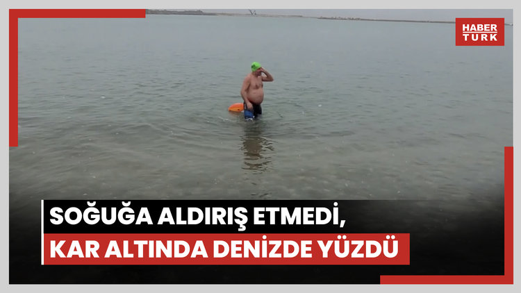 Soğuğa aldırış etmedi, kar altında denizde yüzdü