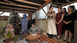 Anne ve görümceyle karşılama!