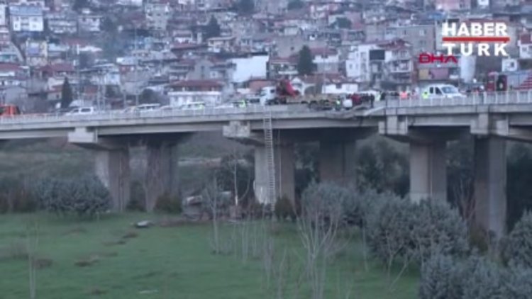 İzmir'de can pazarı! Araç viyadükte asılı kaldı