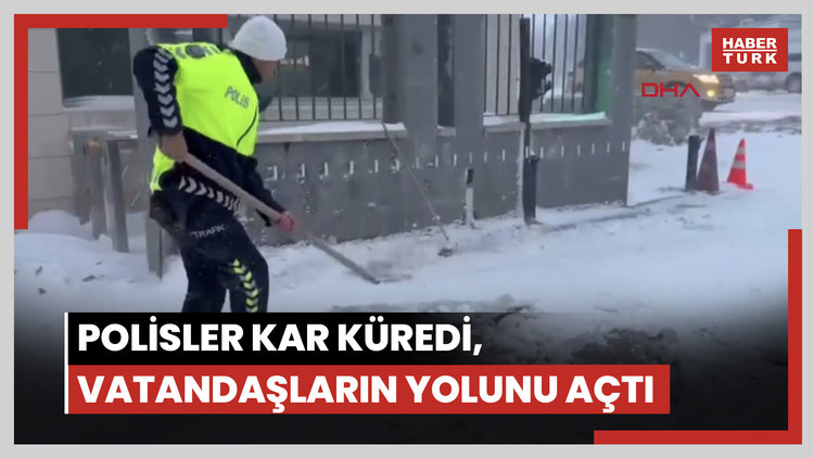 Polisler kar küredi, vatandaşların yolunu açtı