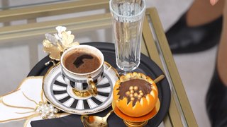 Portakal kabuğunda bisküvi pasta ikram etti.