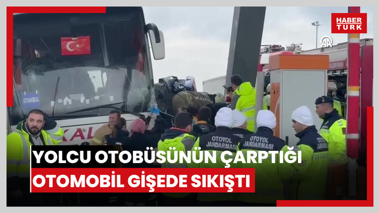 Yolcu otobüsünün çarptığı otomobil gişede sıkıştı
