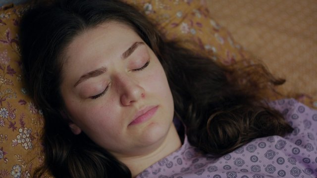 Ela gözlerini açıyor!