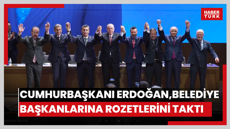 Cumhurbaşkanı Erdoğan, AK Partiye katılan belediye başkanlarına rozetlerini taktı