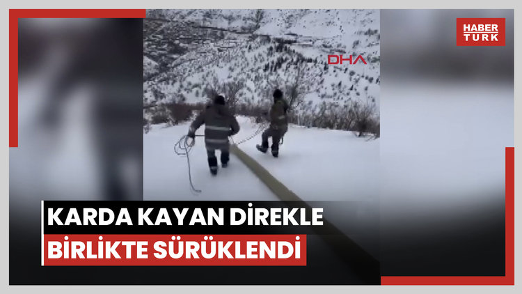 Eğimli arazide işçiler, karda kayan direkle birlikte sürüklendi; o anlar kamerada