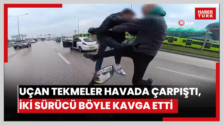 Uçan tekmeler havada çarpıştı, iki sürücü böyle kavga etti