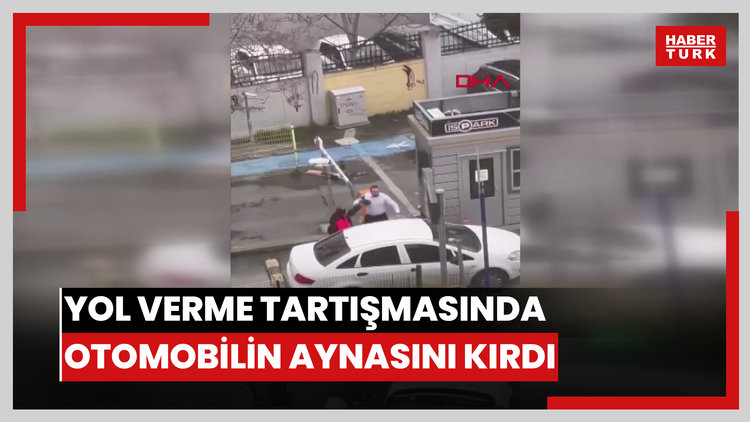 Kadıköy'de yol verme tartışmasında otomobilin aynasını kırdı