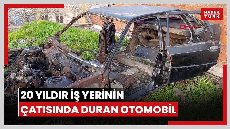 20 yıldır iş yerinin çatısında duran otomobili, akan çatıyı tamir etmek isteyince gördü