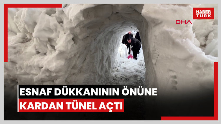 Yüksekova'da esnaf dükkanının önüne kardan tünel açtı