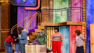 Hakan abinin nişanında evi boş bulan Bilal, gitarıyla Çelik şarkıları çalıp Jale’ye açılmaya karar verir.