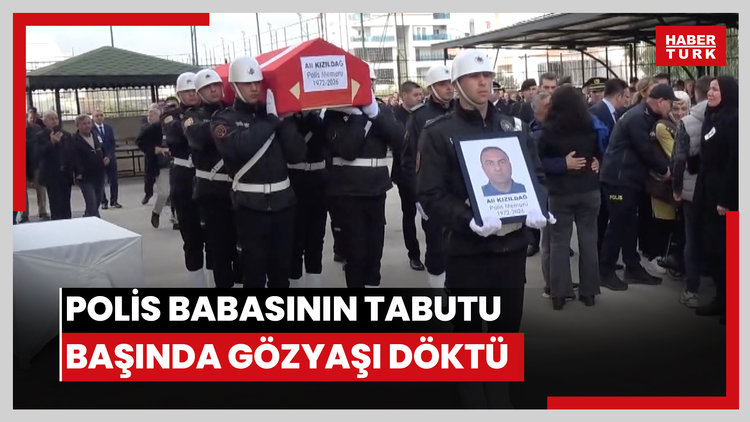 Polis babasının tabutu başında gözyaşı döktü