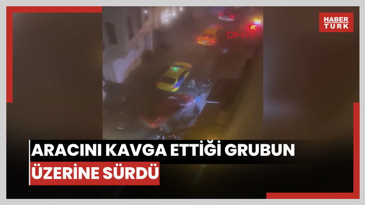 Beyoğlu'nda aracını kavga ettiği grubun üzerine sürdü; kaldırımdakiler ezilmekten son anda kurtuldu