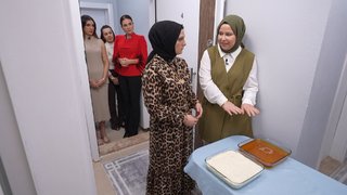 Elif gelinden misafirlerine ilginç karşılama...