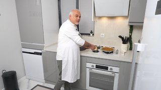 Metin Bey künefe hazırlıyor. 