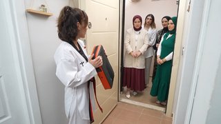 Tekvando kıyafetiyle karşıladı!