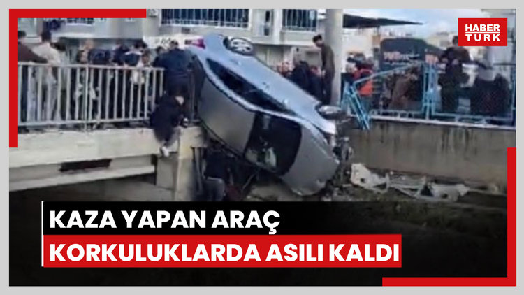 Kaza yapan araç köprünün korkuluklarında asılı kaldı
