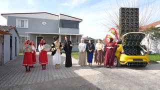Arnavut gelini Aleyna, gelinlere coşkulu bir karşılama yapıyor.