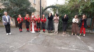 Hasret gelin misafirlerini kemençe eşliğinde karşılıyor!