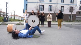 Elif gelinden rakiplerine eğlenceli karşılama!