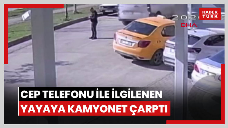 Yolun ortasında cep telefonu ile ilgilenen yayaya kamyonet çarptı