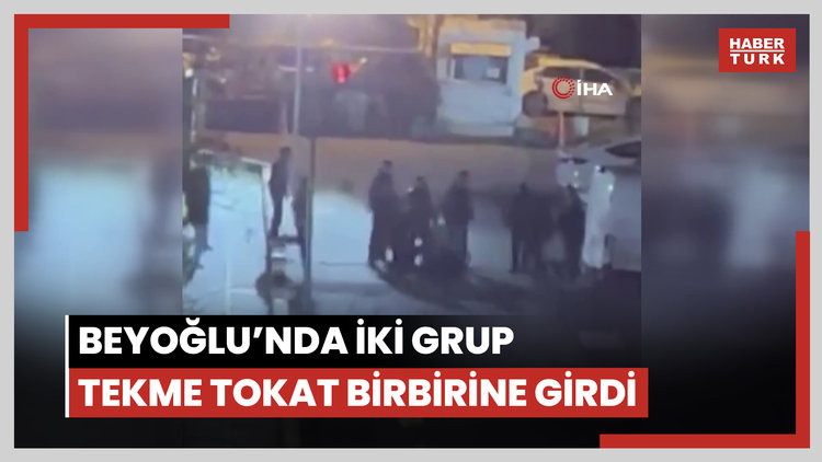 Beyoğlu'nda iki grup tekme tokat birbirine girdi: O anlar kamerada