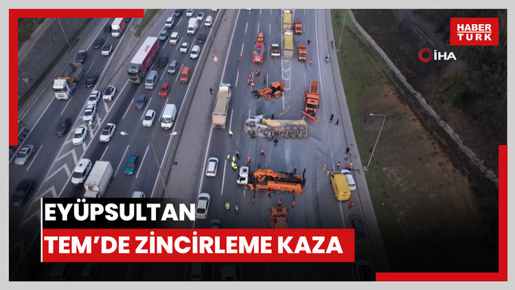 Eyüpsultan TEM'de zincirleme trafik kazası: Hafriyat kamyonu devrildi, iki araç bariyerlere çarptı