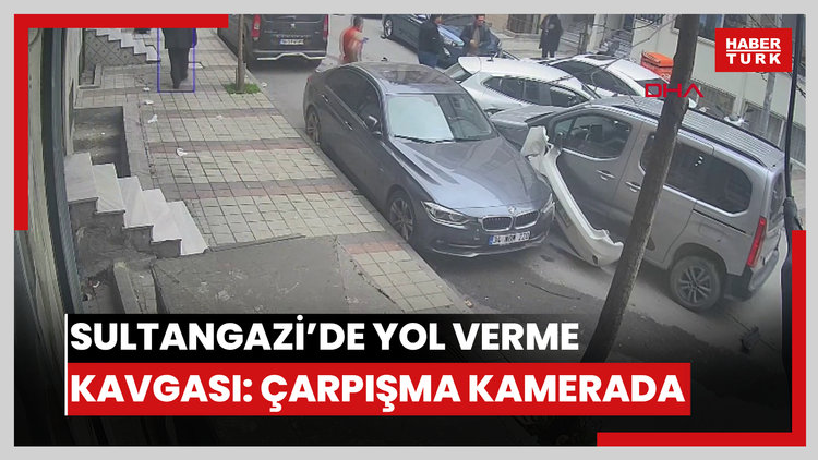 Sultangazi'de yol verme tartışmasında hafif ticari araç otomobile çarptı; kaza kamerada