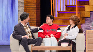 Bahadır ziyarete gelen anne ve babasına durumu açıklamaya çekinir.