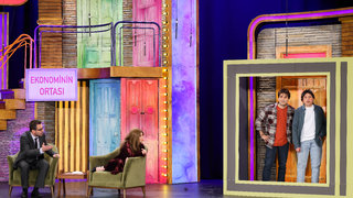 Profesörün seyircilerden gelen soruları pek beklediği gibi çıkmaz.