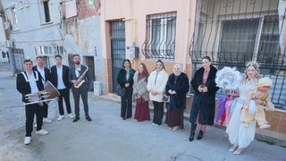 Zeynep gelin, rakiplerini yöresel kıyafetlerle karşılıyor. 