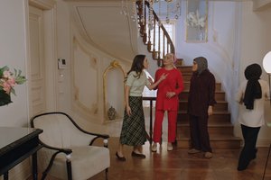 "Ölmüş kocanın evine sığınan bir zavallının tekisin!" 