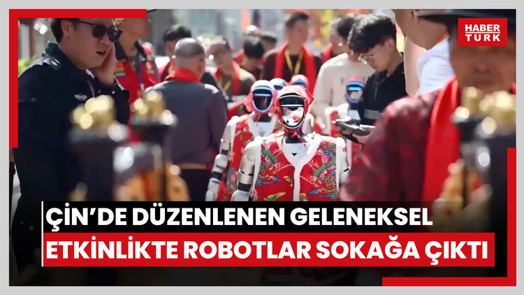 Çin'de düzenlenen geleneksel etkinlikte robotlar sokağa çıktı