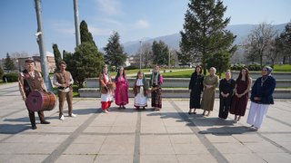 Rüveyda gelinden kaşık oyunuyla karşılama.