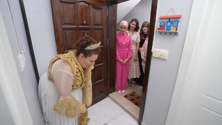 Arnavut gelini Ahsen, rakiplerini temenna eşliğinde karşılıyor.