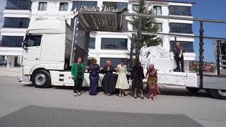 Tır kasasında kemençe şovu!