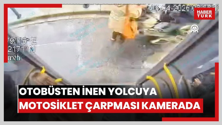 Küçükçekmecede otobüsten inen yolcuya motosiklet çarpması kamerada