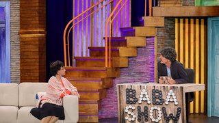 Mesut, tüm baba klişelerini kullanarak evinin salonunda kendi şovunu yapar.