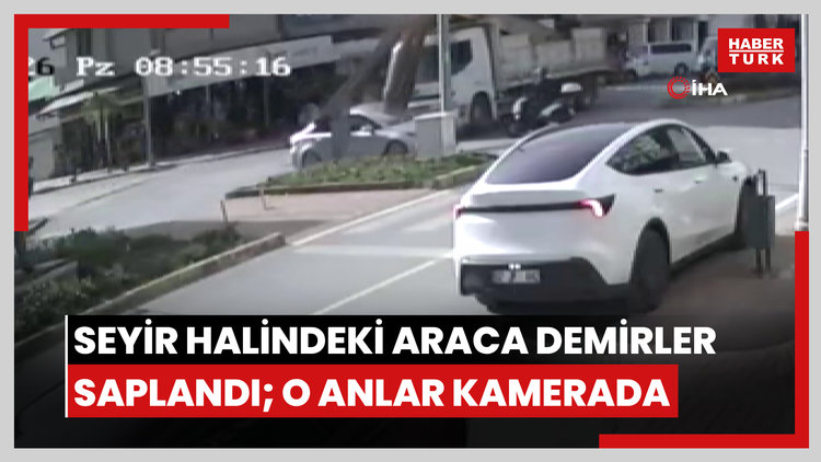 İnşaat demirleri seyir halindeki otomobile 'ok' gibi saplandı...O anlar kamerada