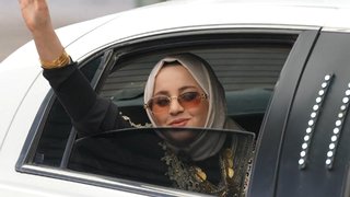 Lüks limuzinle giriş yaptı!