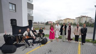 Orkestra eşliğinde eğlenceli karşılama!