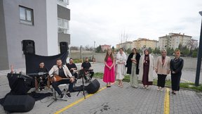 Orkestra eşliğinde eğlenceli karşılama!