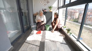 Kübra gelin, rakibinin halısını yıkıyor!