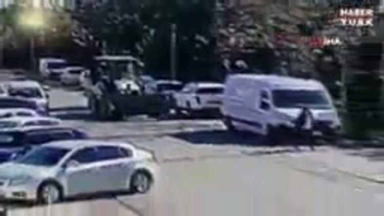 Kontrolden çıkan kepçe araçları biçti